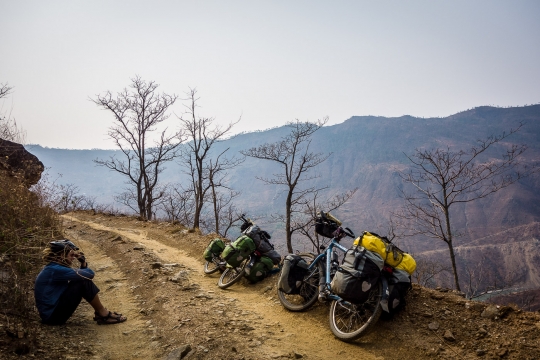 Dry and hot road up to Terhatum/Menglyung
