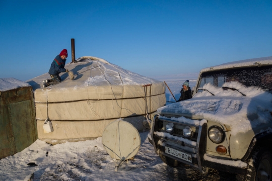 Cleaning the snow of the Ger
