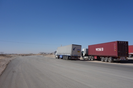 Trucks waiting at the Turkmen side
