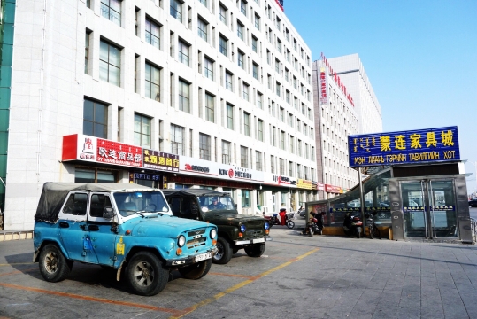Jeeps in Erlian center waiting for people and goods
