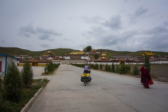 Temple next to Milarepa palace