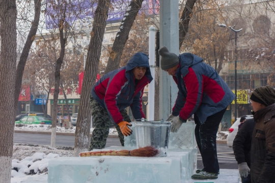 Making ice sculptures in Shihezi