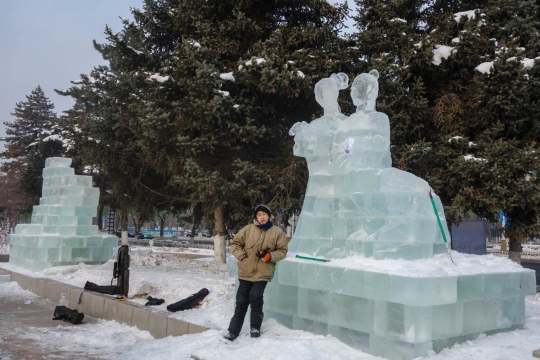 Making ice sculptures in Shihezi