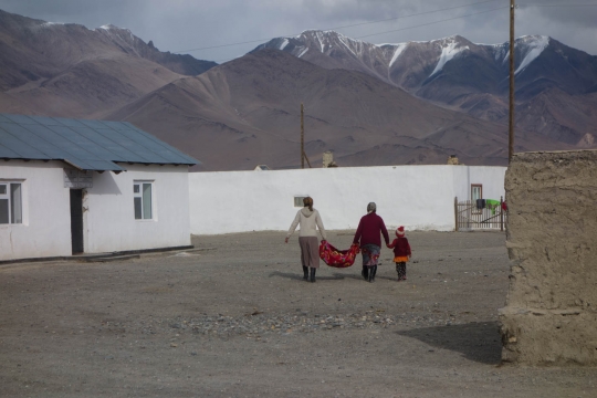 Karakul, carrying bread