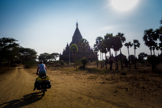Kingdom of Bagan, crossing sandy roads