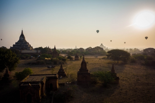 Sunrise at kingdom of Bagan with balloons