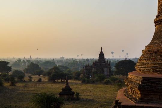Sunrise at kingdom of Bagan with balloons