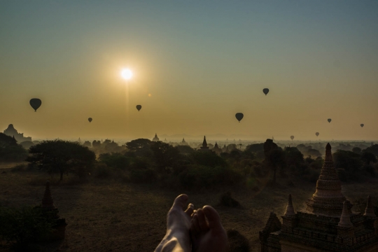 Sunrise at kingdom of Bagan with balloons