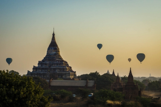 Sunrise at kingdom of Bagan with balloons