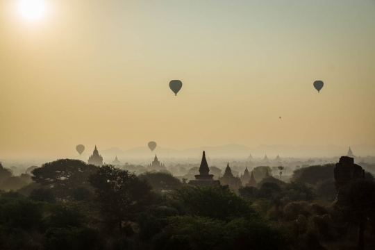 Sunrise at kingdom of Bagan with balloons