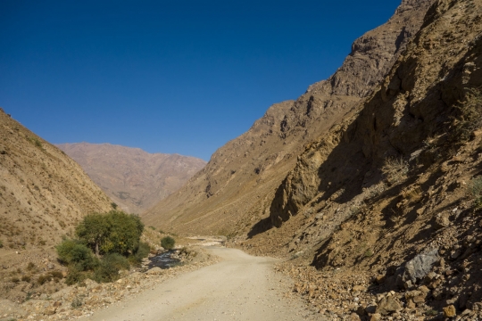 The road down from Garm Chasma hot springs