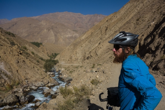 The road down from Garm Chasma hot springs