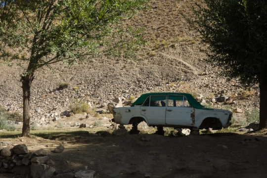 The road down from Garm Chasma hot springs