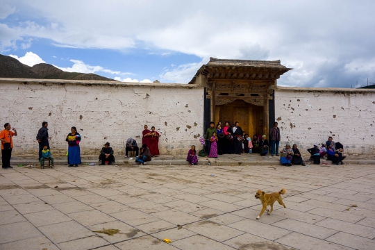 More locals watching the play at labrang
