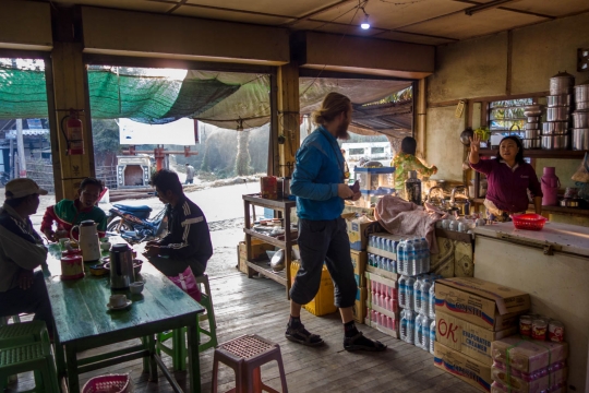 Tea house in Hti Lin