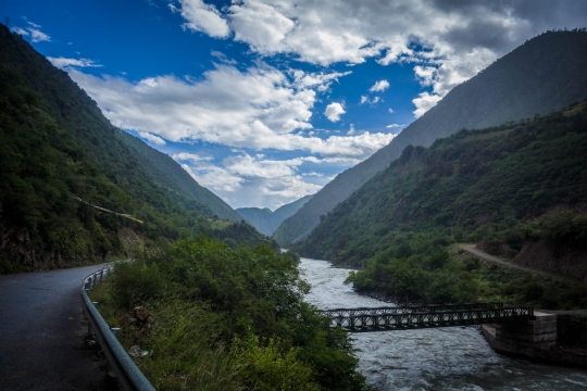 Cycling along the river to Xiangcheng
