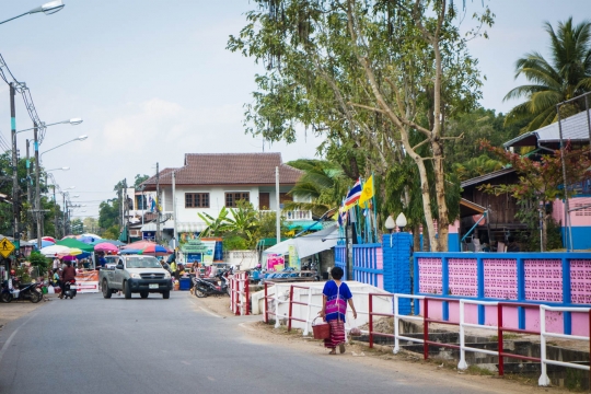 Lady in the street of Mae Sariang
