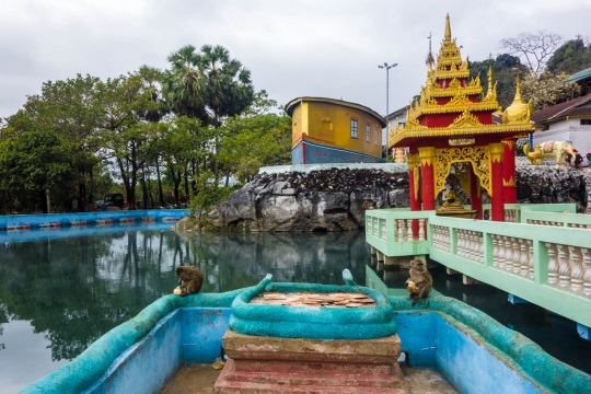 Bayin Nyi Cave and hot spring with monkeys