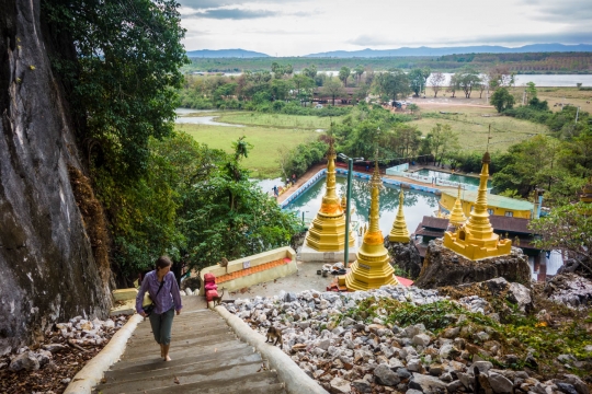 Bayin Nyi Cave and hot spring with monkeys