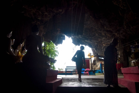 Bayin Nyi Cave and hot spring with monkeys