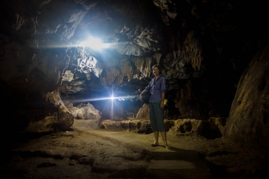 Bayin Nyi Cave and hot spring with monkeys
