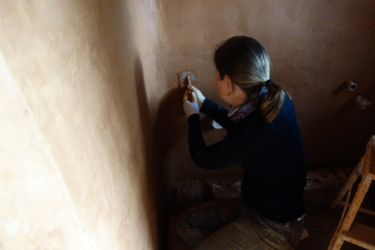 Susanne pressing her wall