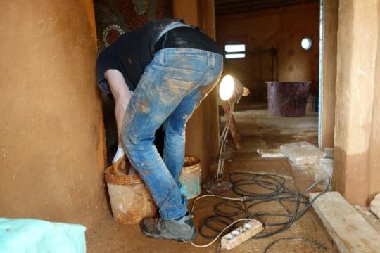 Martin working on wall with Clandestina in background