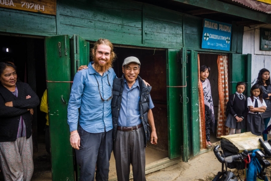 Chozuba, friendly man offers snacks