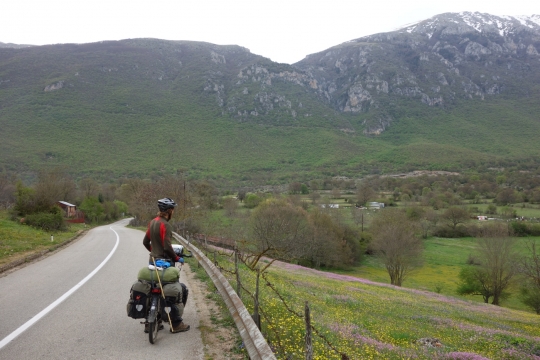 This is the pass we are going to cross, climbing, climbing....