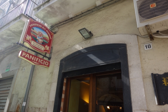 Small bakery to buy bread for lunch