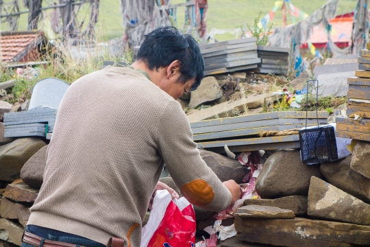 Giving offering of rat, mice and paper
