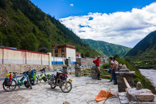 Talkiing with the workers of the bridge