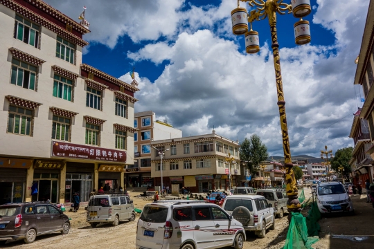 Busy and messy roads of Litang