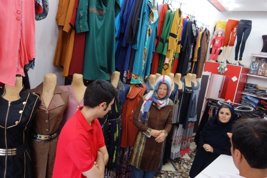 Buying a manteau in Takab