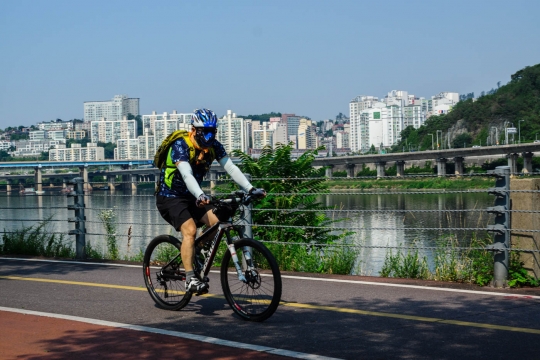 Cyclist on the Han river cycling path