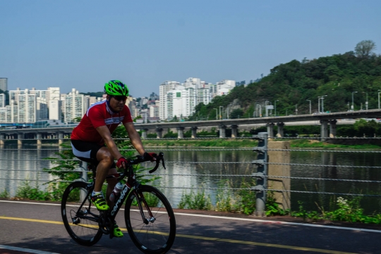 Cyclist on the Han river cycling path