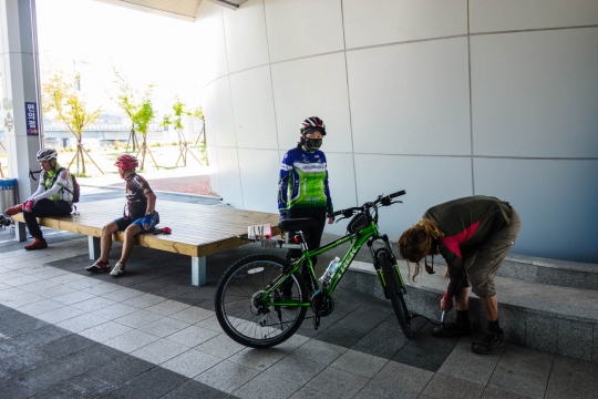 Martin helping lady with flat tire