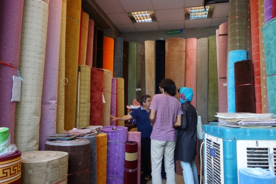Nazi and Saied choosing the carpet