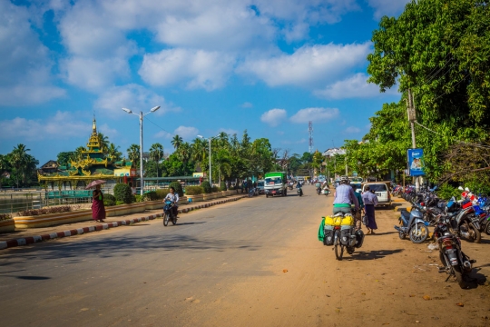 On the road in Bago