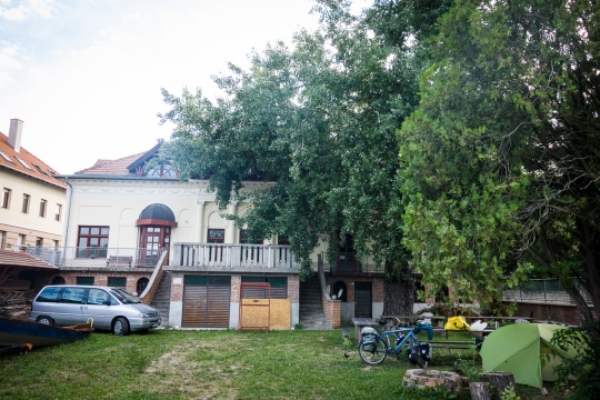 Camping at hostel in Vac