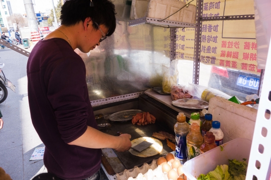 Young savory pancake maker in Pingdingbao