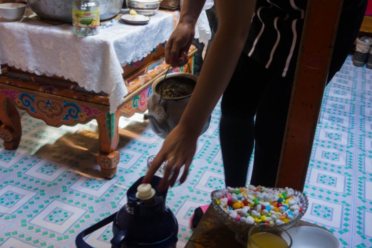 Pooring milky tea
