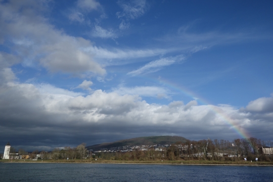 Sun and rain along the Rhein with a rainbow