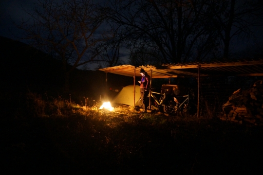 Camping in orchard Bad Salzig with our own fire