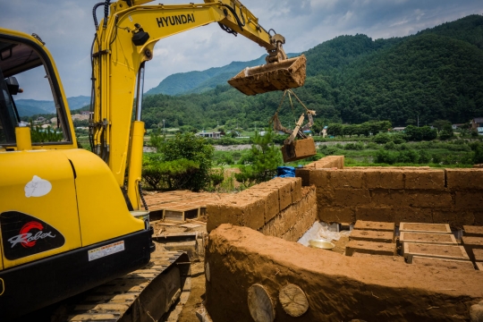 Lifting mud bricks in place