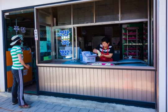 Buying red bean steamed bread
