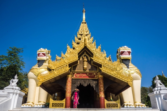 Entrance to the Shwedagon golden pagoda