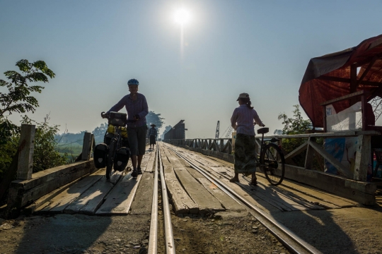 Crossing rivers on rail road bridges
